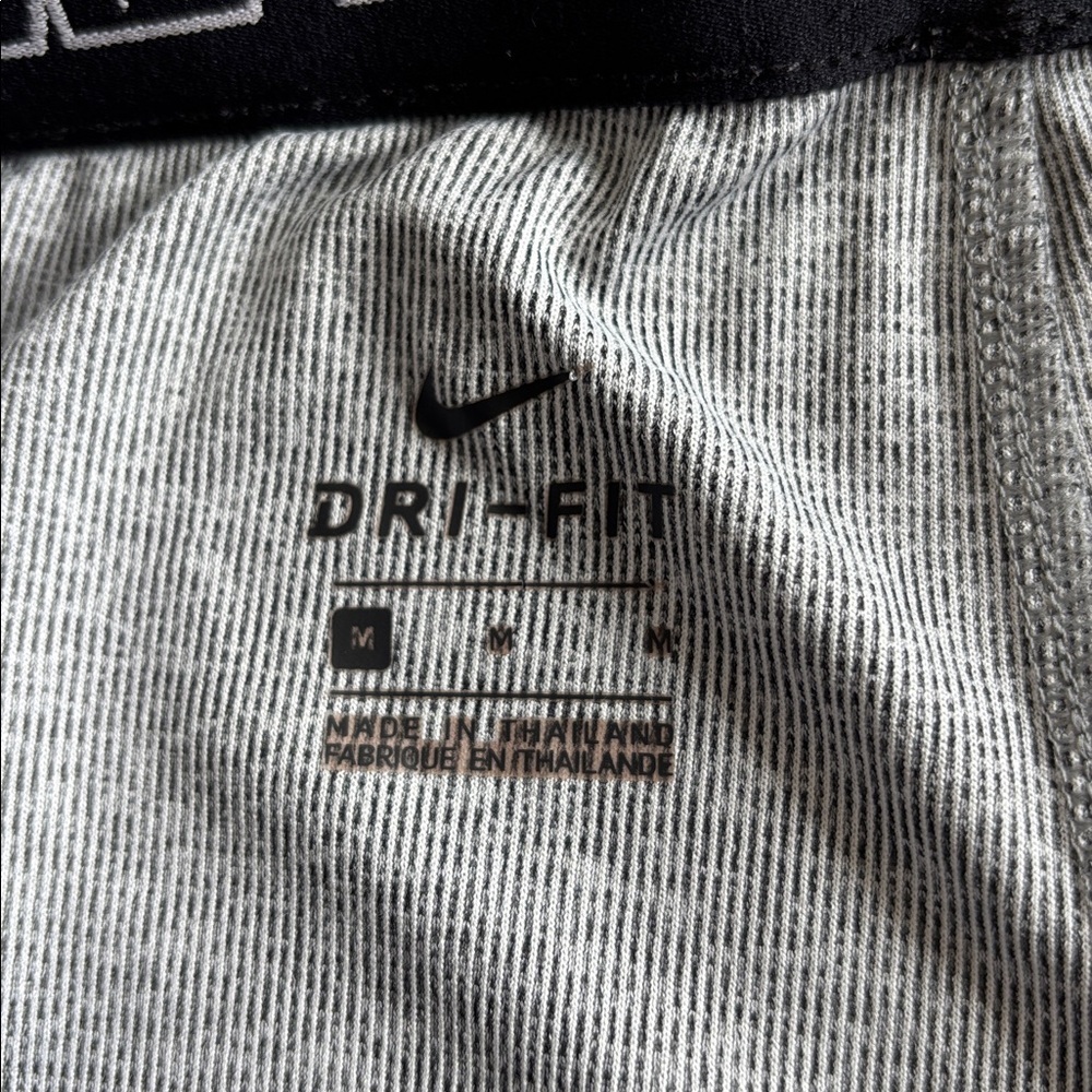 SzM woman’s Nike Dri-Fit light/dark grey micro stripe shorts VGUC - Picture 4 of 5
